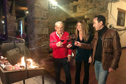 Celebración de la Fiesta del Vino Nuevo celebrada en el Palacio de Canedo, en la localidad berciana del mismo nombre, para convertir el Maceración de José Luis Prada en el primer vino tinto de la añada 2021 que ha salido al mercado en España.- ICAL