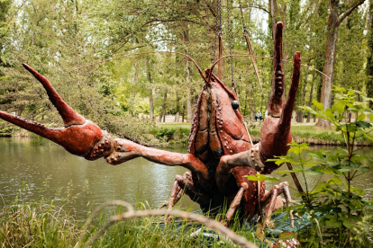 Colocación de una escultura representando un cangrejo gigante en el río Duero a su paso por Soria. -ICAL