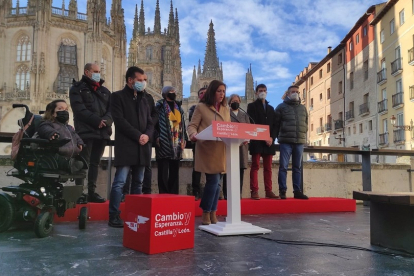 El candidato socialista a la Presidencia de la Junta de Castilla y León, Luis Tudanca, y a su derecha la secretaria provincial del PSOE de Burgos, Esther Peña. - E. PRESS