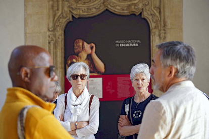 Un grupo de turistas durante una visita en Valladolid al Museo Nacional de Escultura. ICAL