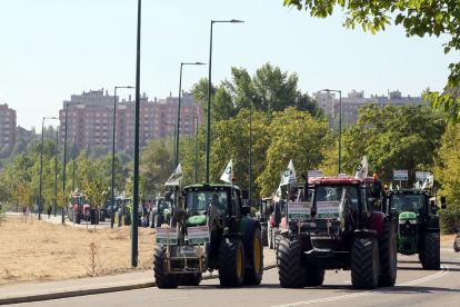 Una caravana de tractores y turismos participa en una concentración de UCCL en Valladolid 'Por una PAC para los ATP'. - ICAL