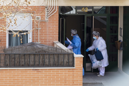 Personal sanitario visitando una vivienda en Ávila para realizar las pruebas del coronavirus.-  ICAL
