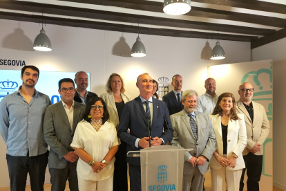 El alcalde de Segovia, José Mazarías, presenta, junto a los concejales que lo integran, la composición de su gobierno. -ICALe