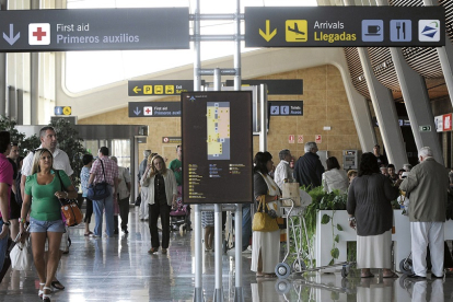 Usuarios del aeropuerto de León en una imagen de archivo. -E. M.