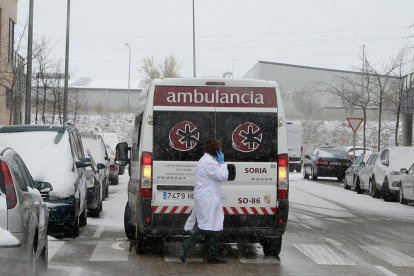Un médico vuelve a la ambulancia tras una visita a domicilio. LUIS ÁNGEL TEJEDOR