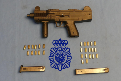 Arma de fuego y munición ocupada por la Policía Nacional. - POLICÍA NACIONL DE SALAMANCA.