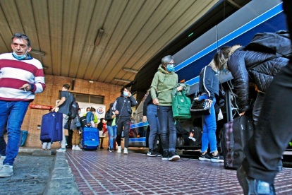 Viajeros procedentes de Madrid a su llegada a la estación de autobuses de Soria.