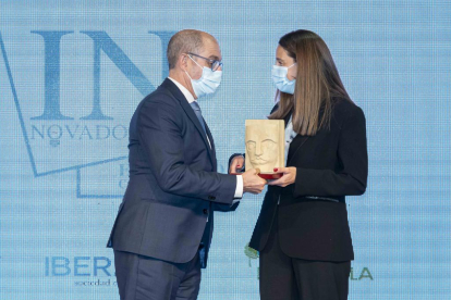 Pedro Pisonero entrega el Premio Iberaval al Mejor Proyecto TIC a Mercedes Fernández. PHOTOGENIC