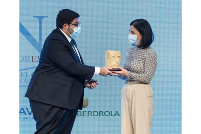 Eva Pilar López García recibe el Premio al Mejor Proyecto de Ávila de manos de Jesús Manuel Sánchez Cabrera. PHOTOGENIC
