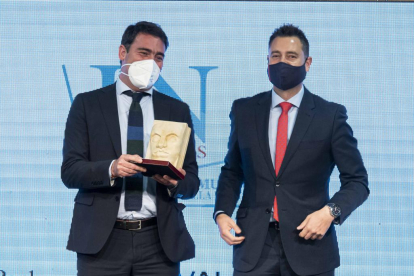 Daniel de la Rosa entrega el Premio al Mejor Proyecto de Burgos a Javier Pezzi. PHOTOGENIC