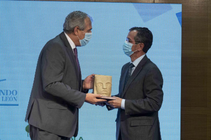 Alberto Caballero recoge el Premio al Mejor Proyecto de León en representación de Paloma Ortiz, de manos de Vicente Canuria.- PHOTOGENIC