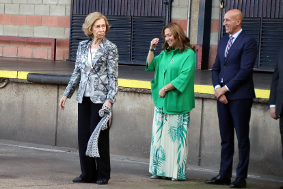 La reina emérita Sofía, Virginia Barcones, delegada del Gobierno, y José Antonio Díez, alcalde de León, durante su visita al Banco de Alimentos de León. -ICAL