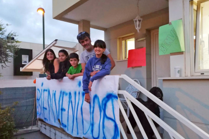 Amigos y familiares recibieron a los burgaleses en su casa tras regresar de Marruecos con un cartel de bienvenida. ECB