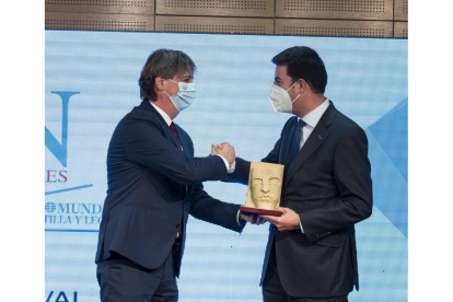 Carlos Martínez entrega a Antonio Álvarez-Monteserín el premio al Mejor Proyecto de Soria.- PHOTOGENIC