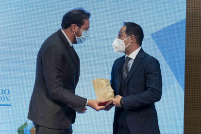 José Ignacio Fuentes, CEO de la empresa Fugoroba, recibe el premio al Mejor Proyecto de Valladolid de la mano de Óscar Puente.- PHOTOGENIC