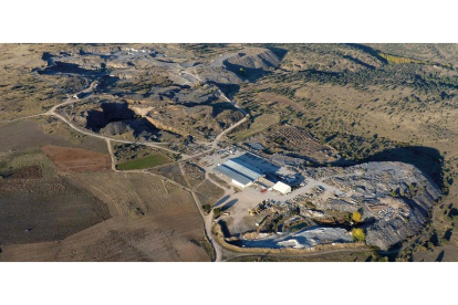 Castilla y León contabiliza unas 400 canteras mineras, con más de 4.000 empleos directos y una producción superior a 15 millones de toneladas. En la imagen, una cantera de pizarra. - ICAL