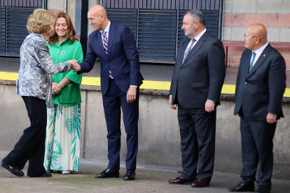 La reina emérita Sofía saluda a José Antonio Díez, alcalde de León, en su visita al Banco de Alimentos de León. -ICAL