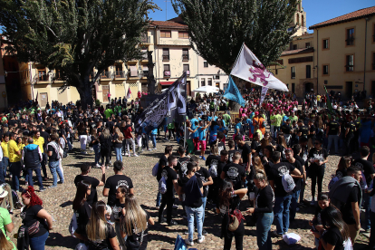 La Federación de Peñas Reino de León celebra una concentración seguida de un pasacalles por el casco antiguo de la ciudad. Ical