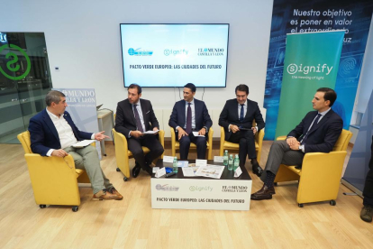 Mesa de debate en el foro sobre el pacto verde organizado por El Mundo Diario de Castilla y León y Signify. Photogenic