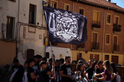 La Federación de Peñas Reino de León celebra una concentración seguida de un pasacalles por el casco antiguo de la ciudad. Ical
