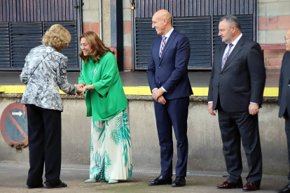 La reina emérita Sofía saluda a Virginia Barcones, delegada del Gobierno, en su visita al Banco de Alimentos de León. -ICAL