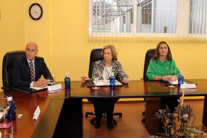 La reina emérita Sofía permanece junto a Virginia Barcones, delegada del Gobierno, y José Antonio Díez, alcalde de León, en su visita al Banco de Alimentos de León. -ICAL