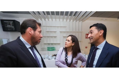Conversan antes del foro, Óscar Puente, Adriana Ulibarri y Josep Martínez. Photogenic