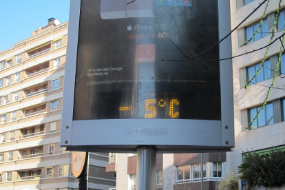 Registro de la temperatura en un marcador urbano de Castilla y León en una imagen de archivo. - E. PRESS