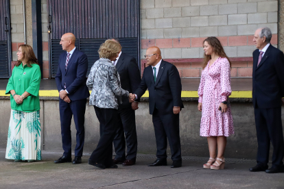 La reina emérita Sofía saluda a Faustino Sánchez, subdelegado del Gobierno, en su visita al Banco de Alimentos de León. -ICAL