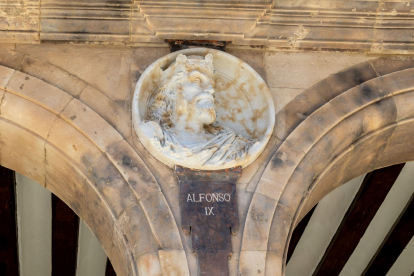 La Plaza Mayor de Salamanca acoge el acto de descubrimiento del medallón de Alfonso IX.-ICAL