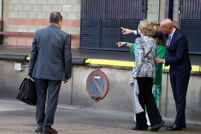 La reina emérita Sofía junto a Virginia Barcones, delegada del Gobierno, y José Antonio Díez, alcalde de León, durante su visita al Banco de Alimentos de León. -ICAL