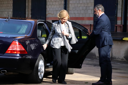 La reina emérita Sofía llega al Banco de Alimentos de León. -ICAL
