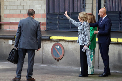 La reina emérita Sofía junto a Virginia Barcones, delegada del Gobierno, y José Antonio Díez, alcalde de León, durante su visita al Banco de Alimentos de León. -ICAL