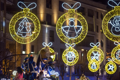 Miles de niños acompañados de sus familiares reciben a los Reyes Magos por las calles de Salamanca. -ICAL