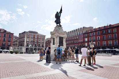 Turistas junto a la estatua del Conde Ansúrez durante una visita guiada por Valladolid. - ICAL