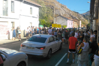 Vecinos de La Vid (León) cortan la carretera para protestar por los perjuicios que les ocasionan las obras del túnel de La Gotera.- ICAL