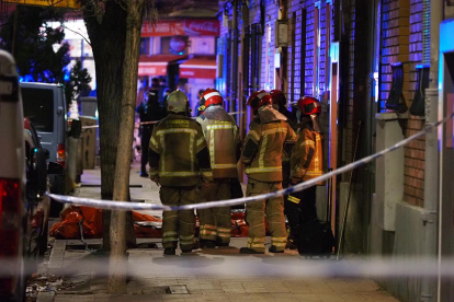 Los bomberos en el portal del guardia civil atrincherado. E.M.