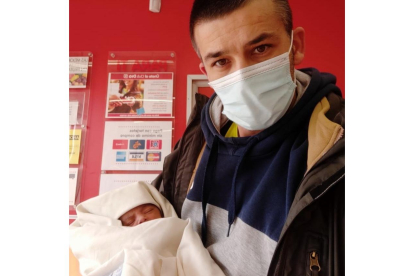 Luis Merino, auxiliar de Enfermería, con el bebé encontrado ayer E.M.