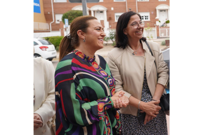 Virginia Barcones junto a la subdelegada del Gobierno en Valladolid. / ICAL