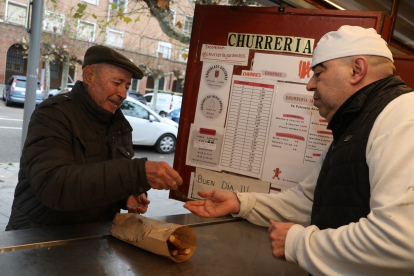 Jaime Rubio prepara churros en la Churrería Jardinillos dentro del parque del mismo nombre en Palencia. -ICAL