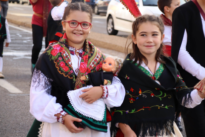 Niñas leonesas no se pierden la tradicional romería  de San Froilán. -ICAL