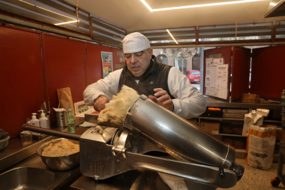 Jaime Rubio prepara churros en la Churrería Jardinillos dentro del parque del mismo nombre en Palencia. -ICAL