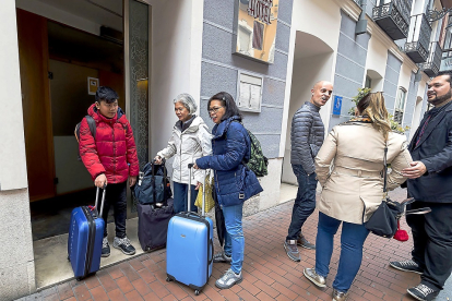 Un grupo de turistas sale de un hotel de la Comunidad, antes de la pandemia. MIGUEL ÁNGEL SANTOS