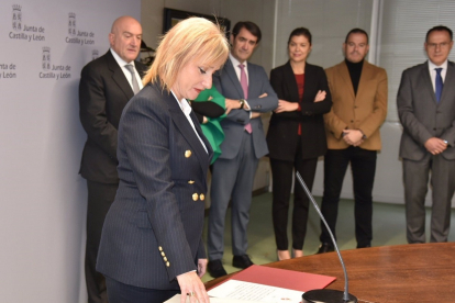 La delegada territorial del a Junta en Zamora, Leticia García, jura su cargo.- E. PRESS