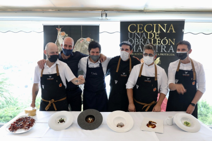 Varios de los participantes en la degustación de la 'Cecina de León'.- ICAL