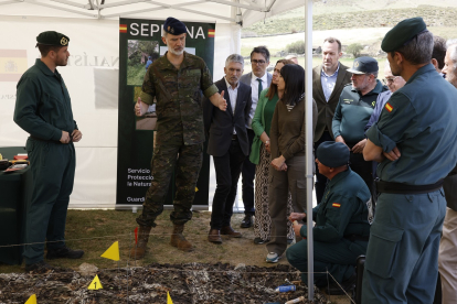 El rey Felipe VI visita el Servicio de Protección de la Naturaleza (Seprona) de la Guardia Civil en el Refugio ‘El Mellizo’ de Navacepeda de Tormes, dentro de un espacio natural protegido de la Sierra de Gredos. -ICAL