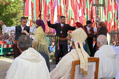 Diversos obispos durante la tradicional romería de San Froilán. -ICAL