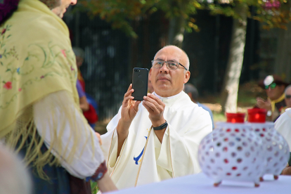 Un obispo graba la tradicional romería de San Froilán. -ICAL