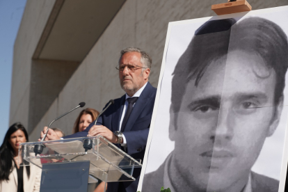 El presidente de las Cortes, Carlos Pollán, junto a una fotografía de Miguel Ángel Blanco.- ICAL