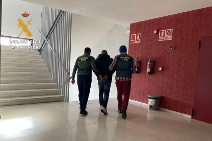 La Guardia Civil durante la detención de uno de los cónyuges. -ICAL